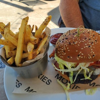 Moxies Medicine Hat Restaurant - Blackened chicken sandwich - Canadian (New) Near Me - Medicine Hat, Alberta Moxies Medicine Hat Restaurant - Blackened chicken sandwich - Canadian (New) Near Me - Medicine Hat, Alberta