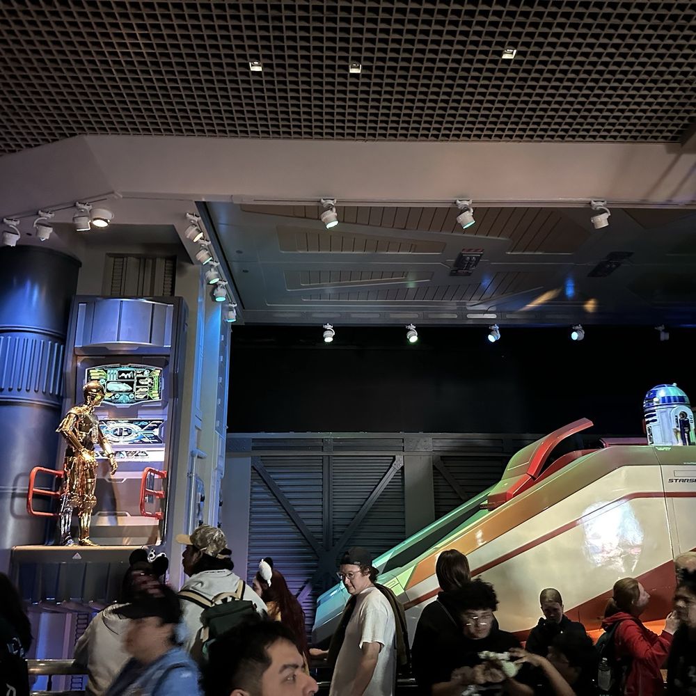 Animatronic droids while waiting in line