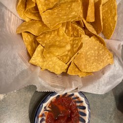 Casa Tequila - Los Nachos saben viejos. Y la salsa sabe como sacada del frasco con conservativos. Antes los nachos eran frescos así como la salsa