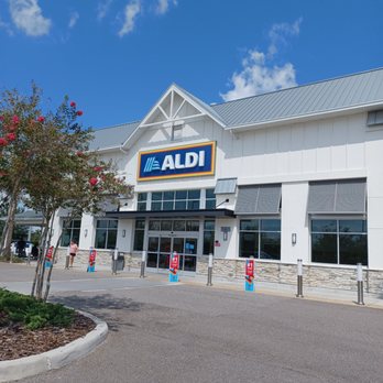 ALDI - the front of a store with a blue sky in the background - Grocery Near Me - Windermere, Florida