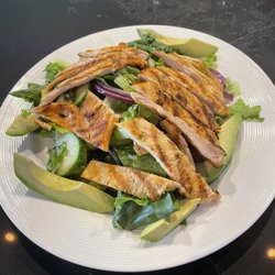 Avocado salad with grilled chicken