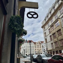 Mansson Bakery - Entrance and view
