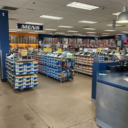 SKECHERS Warehouse Outlet - Clean store.