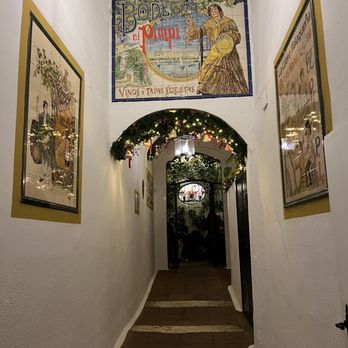 El Pimpi - Inside - Dive Bars Near Me - Málaga, Massachusetts