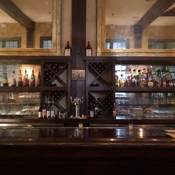 Vincent Chiccos - bar area - Italian Near Me - Charleston, South Carolina