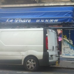 La Poissonnerie du Phare - Le camion devant le magasin est celui du poissonnier. Il faut bien se garer quelque part !