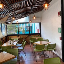 Organic Now - Tables inside