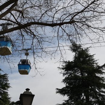 Parque del Oeste - Cable cars passing by. - Parks Near Me - Madrid, M