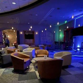 Guiseppes - Lounge w/ live entertainment on weekends - 21+ only. - Italian Near Me - Palm Desert, California