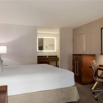 Ramada by Wyndham Del Rio - Guest room - Hotels Near Me - Del Rio, Texas Ramada by Wyndham Del Rio - Guest room - Hotels Near Me - Del Rio, Texas