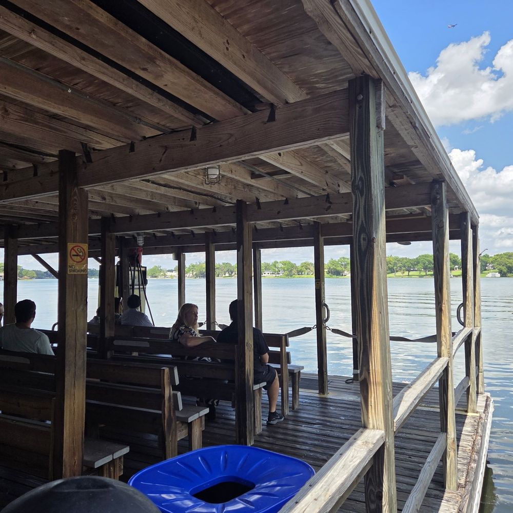 Scenic Boat Tour - waiting area - Boat Tours Near Me - Winter Park, Florida Scenic Boat Tour - waiting area - Boat Tours Near Me - Winter Park, Florida