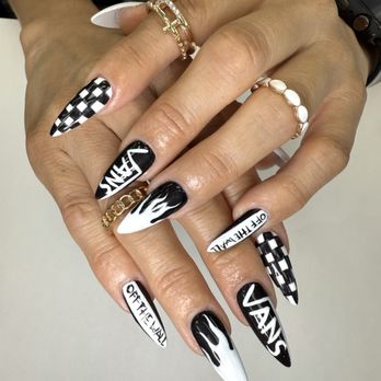 1. Pearl Nail Lounge