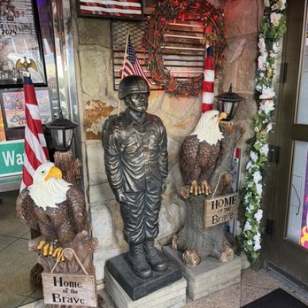 Embassy Diner - Lots of kitchy stuff everywhere - Diners Near Me - Bethpage, New York