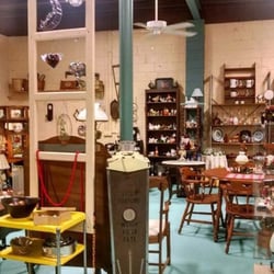 Treats & Treasures Country Store at Ellyson's Garage