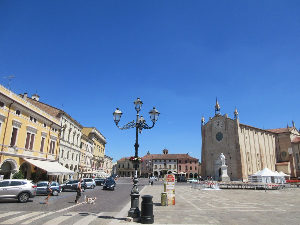 Piazza Comunale - empty on sundays - Landmarks & Historical Buildings Near Me - Montagnana, PD