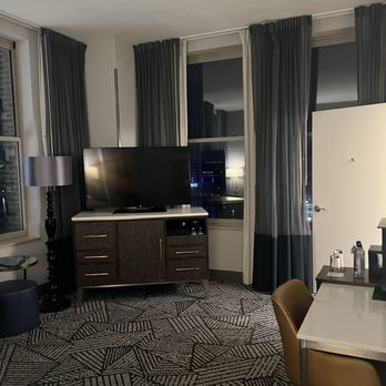 Renaissance Pittsburgh Hotel - Room with tv and desk - Hotels Near Me - Pittsburgh, Pennsylvania Renaissance Pittsburgh Hotel - Room with tv and desk - Hotels Near Me - Pittsburgh, Pennsylvania