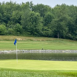 National Golf Links - Bald eagle behind the beautiful hole and pond