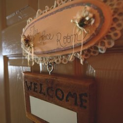 Cottage Hotel - We stayed in "The Lace Room"