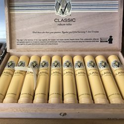 Avo Uvesian Classic Robusto Tubos