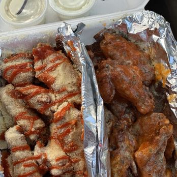 DELUXE WINGZ - Updated July 2026 - 69 Photos & 76 Reviews - 3869