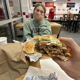 Cheeseburger with lettuce tomato mayo and ketchup Cheeseburger with lettuce tomato mayo and ketchup