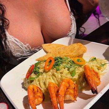 El Balcon Rooftop - Fettuccine Alfredo with Shrimp - Lounges Near Me - Ontario, California