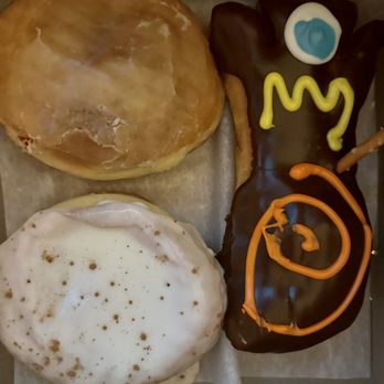 Voodoo Doughnut - Maple Old Fashioned, Banana Crème, and Voodoo Doll donuts - Donuts Near Me - Austin, Texas Voodoo Doughnut - Maple Old Fashioned, Banana Crème, and Voodoo Doll donuts - Donuts Near Me - Austin, Texas