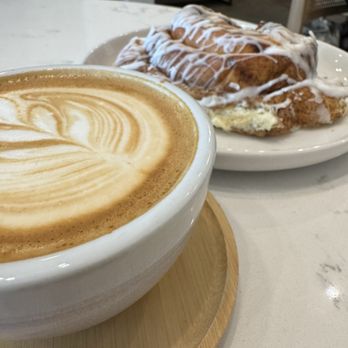 Qreate Coffee - Cappuccino and cinnamon bun - Coffee & Tea Near Me - Orlando, Florida