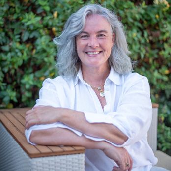 Lorette Murphree - So Cal Dwell - New hair means new photos - Real Estate Agents Near Me - Seal Beach, California Lorette Murphree - So Cal Dwell - New hair means new photos - Real Estate Agents Near Me - Seal Beach, California