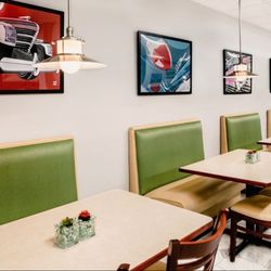 Ozzie’s Primo Subs - Dining area