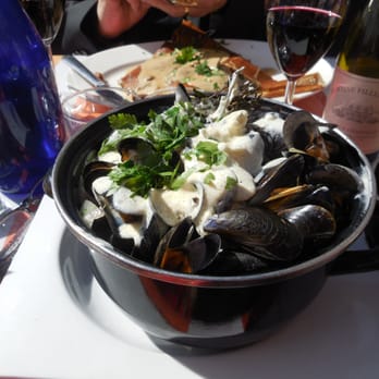 Cap 42 - Mussels with garlic and cream - Food Near Me - Honfleur, 14 Cap 42 - Mussels with garlic and cream - Food Near Me - Honfleur, 14