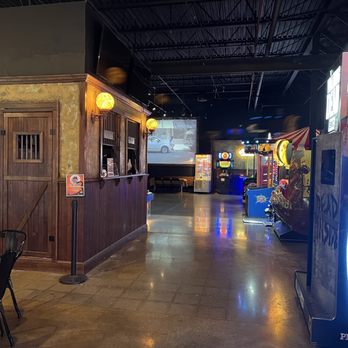 Nowhere Entertainment - Game room 2/2 - Mini Golf Near Me - Inver Grove Heights, Minnesota