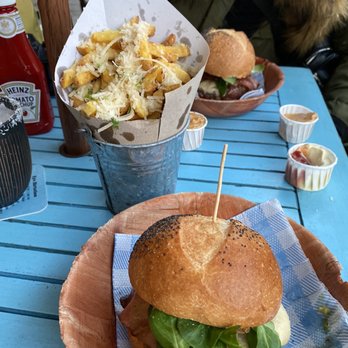 Makamaka - Truffle fries - Burgers Near Me - Barcelona, B Makamaka - Truffle fries - Burgers Near Me - Barcelona, B