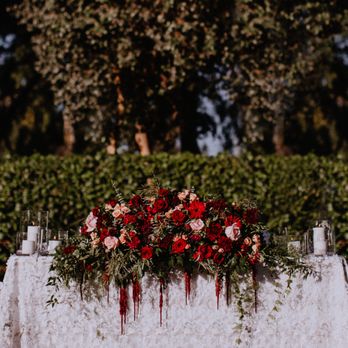 Orchids Floral Touch - Sweetheart table - Wedding Planning Near Me Orchids Floral Touch - Sweetheart table - Wedding Planning Near Me