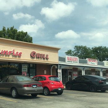 Mariachi's Tacos - View of their strip mall. - Mexican Near Me - Des Plaines, Illinois