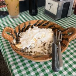 La Mexicanita - Chilaquiles verdes con pollo y huevos (chicken and eggs)  yum