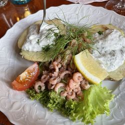 Fikensolter Bückelkroog - Gebackene Kartoffel mit Sour Cream und Krabben