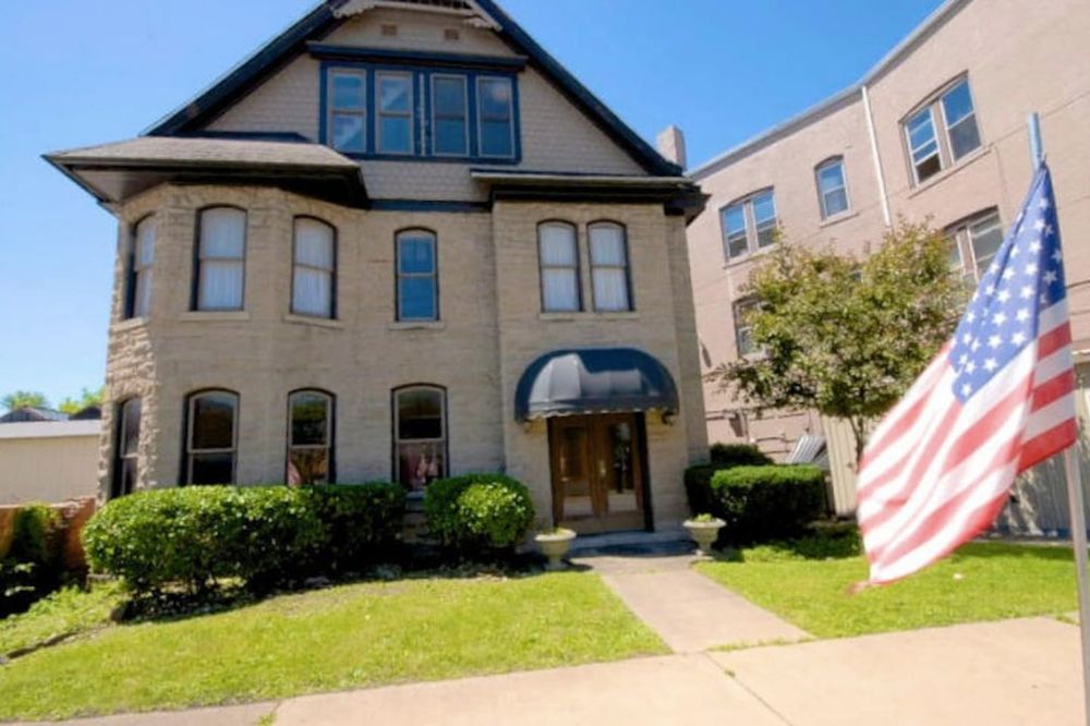 BROWNSTONE VICTORIAN Updated September 2024 60 East Fayette St