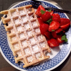 Waffel mit Erdbeeren und Minze