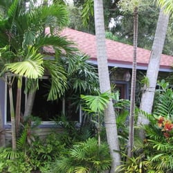 Victoria Cottage and Chalets - Very tropical surroundings and an old style florida cottage