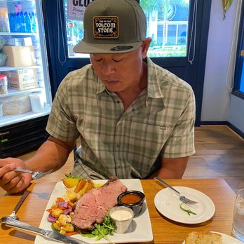 Prime Roast Cafe - Boyfriend with prime rib plate - Cafes Near Me - Honolulu, Hawaii Prime Roast Cafe - Boyfriend with prime rib plate - Cafes Near Me - Honolulu, Hawaii