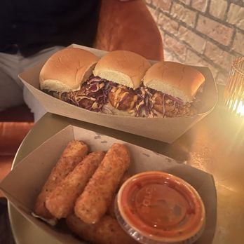 Golden Castle - Hot Chicken Sliders and Mozzarella Sticks - Food Trucks Near Me - Austin, Texas