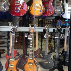 Fama music - Vitrina de Fama Music donde se muestra gran parte de las guitarras que ofrecen