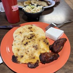 El Salvador Restaurant - Papusas de Revueltos y Papas con Plátano Frito