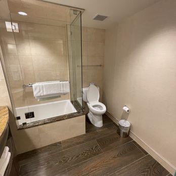 Little America Hotel - Toilet - Hotels Near Me - Flagstaff, Arizona