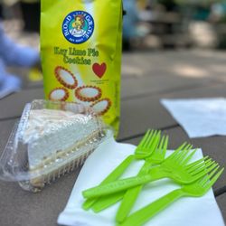 Blond Giraffe Key Lime Pie Factory - Key lime pie and cookies