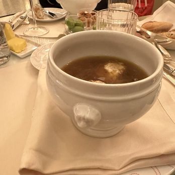 Hôtel Plaza Athénée - French onion soup - Hotels Near Me - Paris, 75 Hôtel Plaza Athénée - French onion soup - Hotels Near Me - Paris, 75