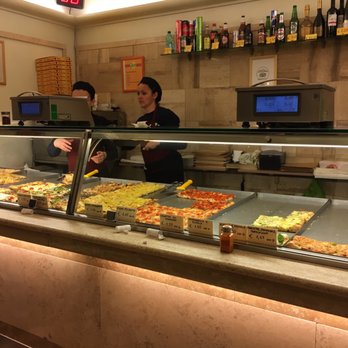 Pizzeria Florida - After 5 minutes, the large crowd had wiped out a substantial amount of pizza. This place is popular! - Pizza Near Me - Rome, RM