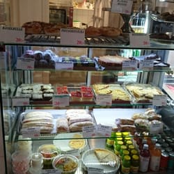 Gelato Factory - En liten dessertmonter. De har även sallader och varma mackor.