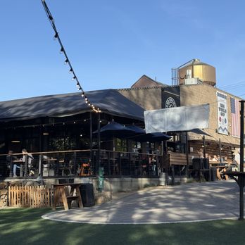 Bend Brewing Company - Patio - Breweries Near Me - Bend, Oregon